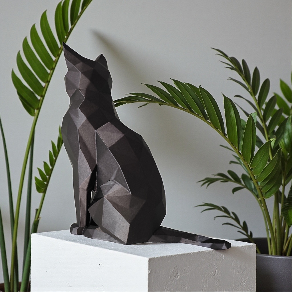 Sitting elegant low poly cat sculpture - detail view